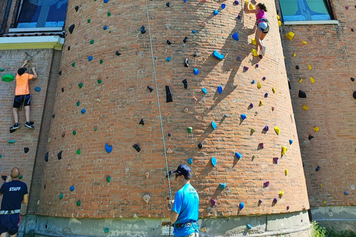 grest bambini arrampicano su palestra di roccia