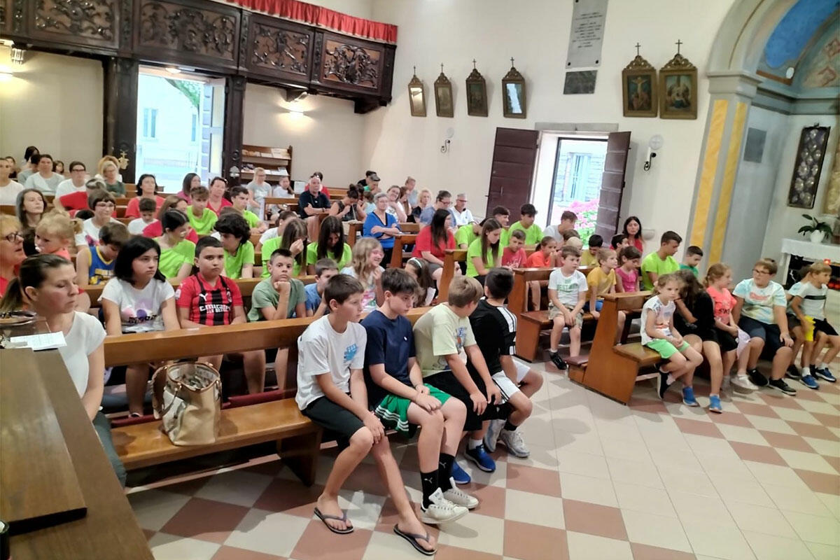 bambini partecipano ad attività del grest