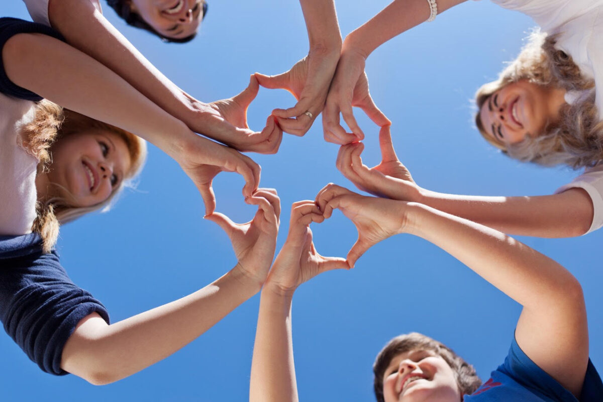 unione-mani-solidarieta-cuori
