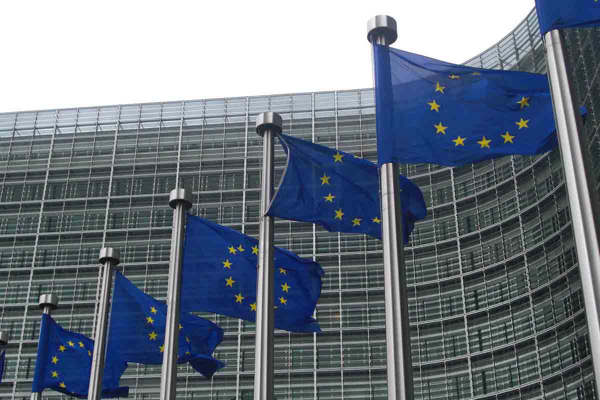 commissione-europea-bandiere