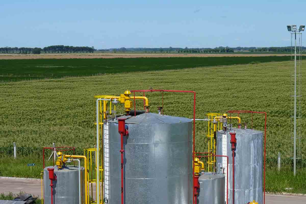 impianto-produzione-bio-diesel-vicino-a-campi-coltivati