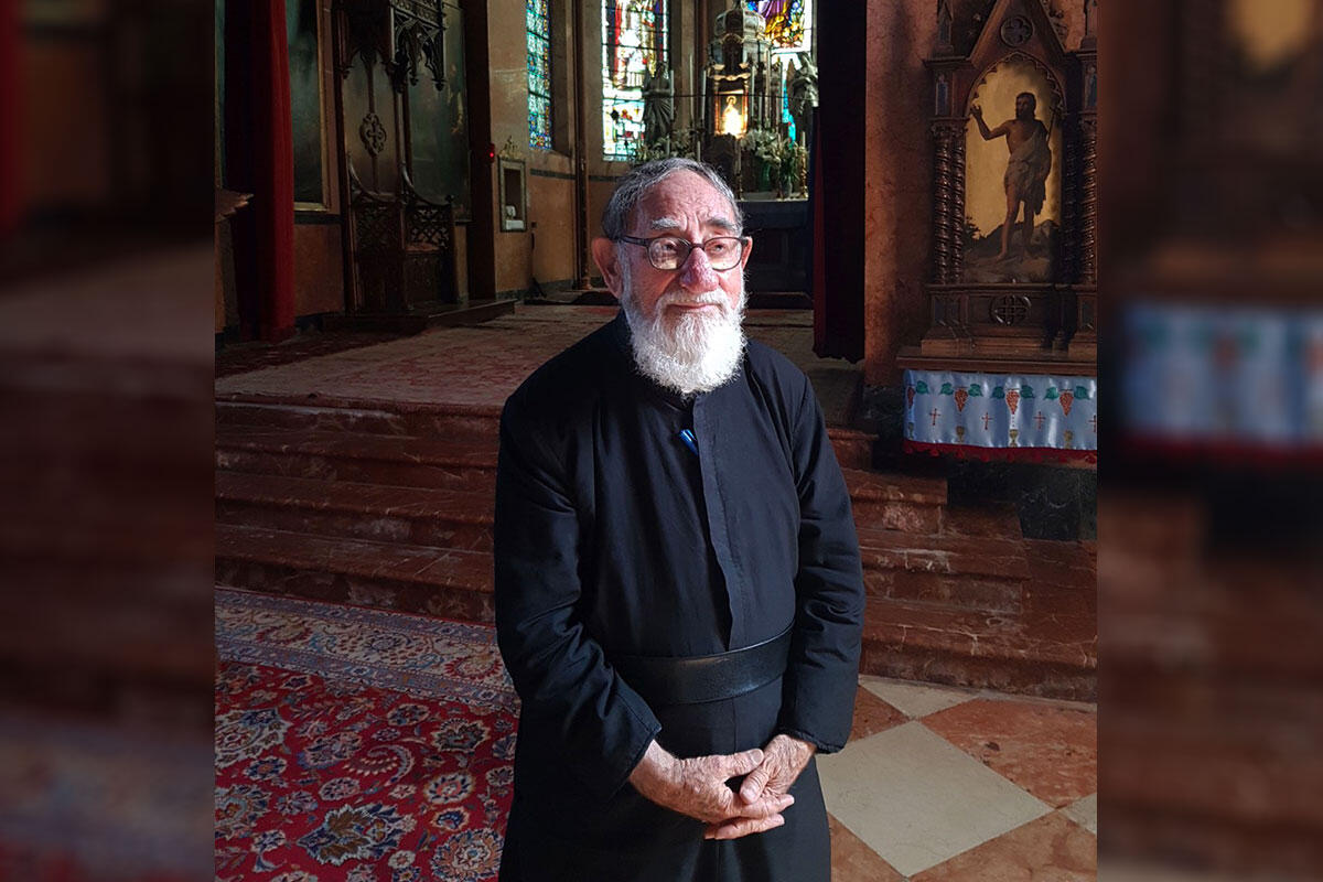 padre-aristakes-interno-chiesa
