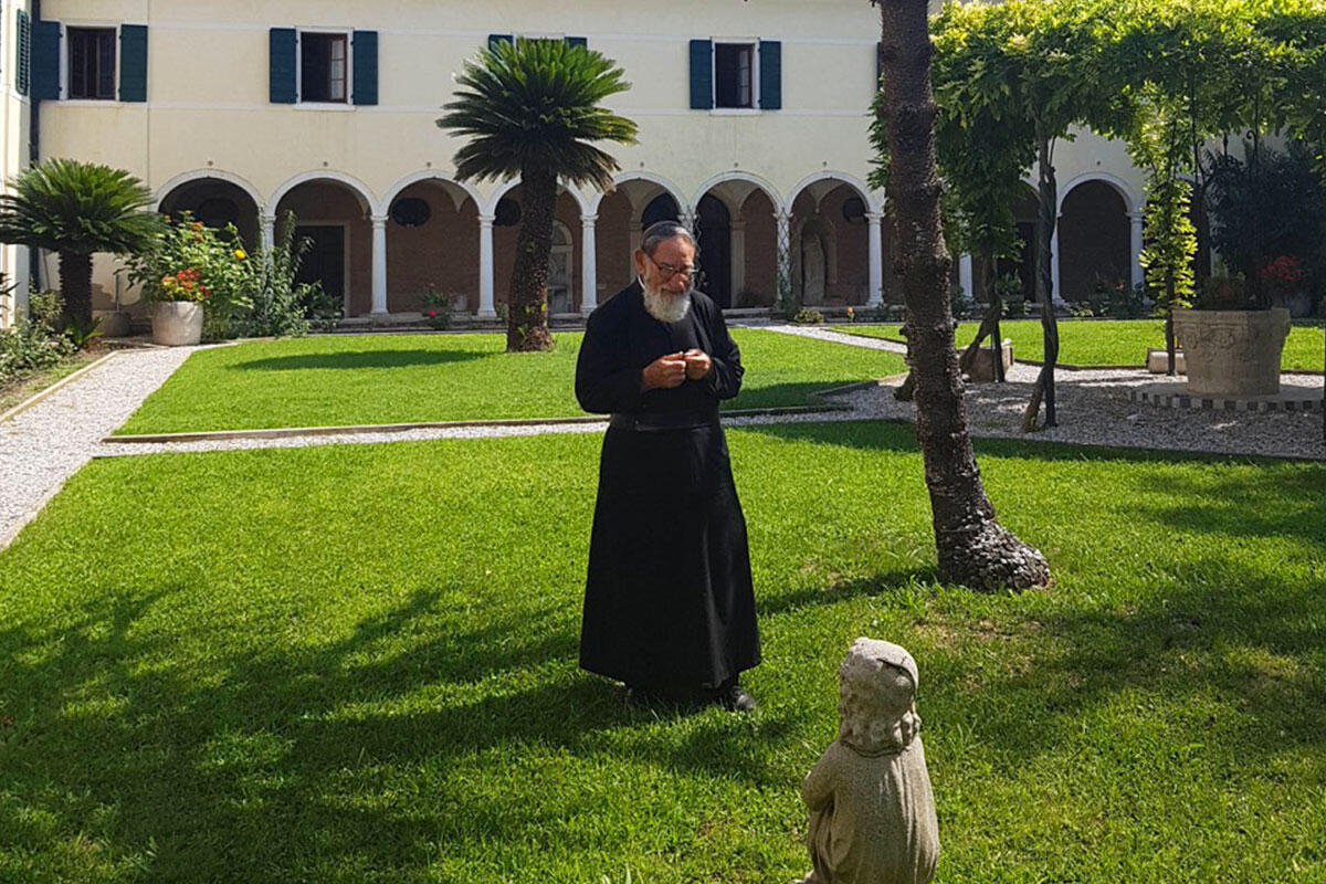 padre-aristakes-passeggia-nel-giardino-del-chiostro-di-san-lazzaro-degli-armeni