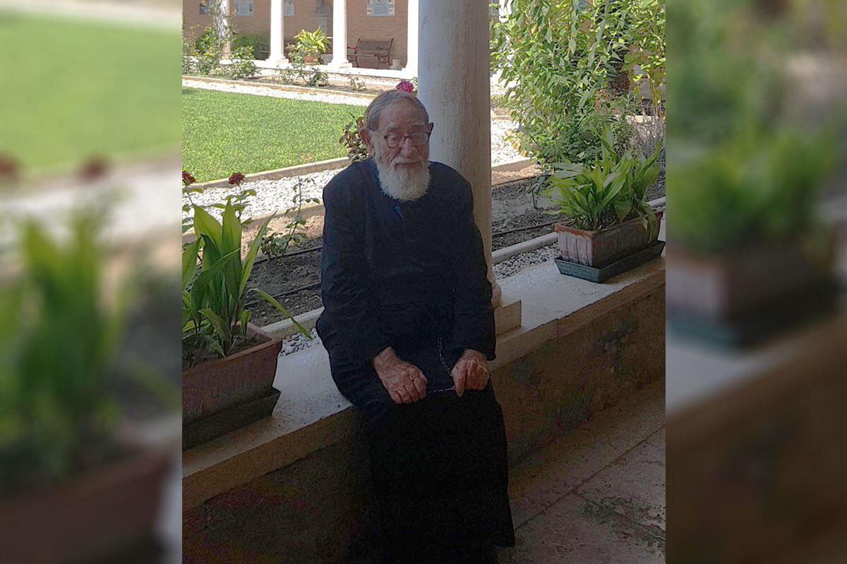 padre-aristakes-seduto-nel-chiostro-di-san-lazzaro-degli-armeni