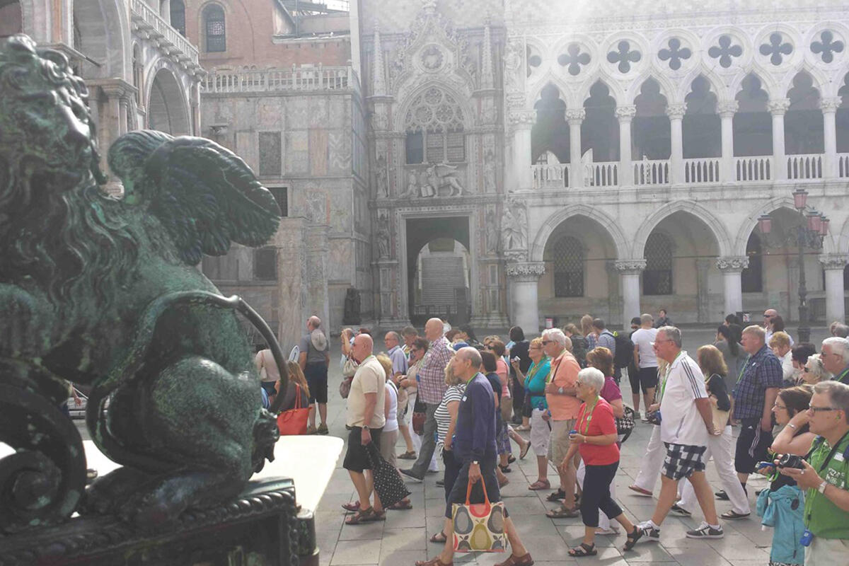 turisti-in-giro-per-venezia