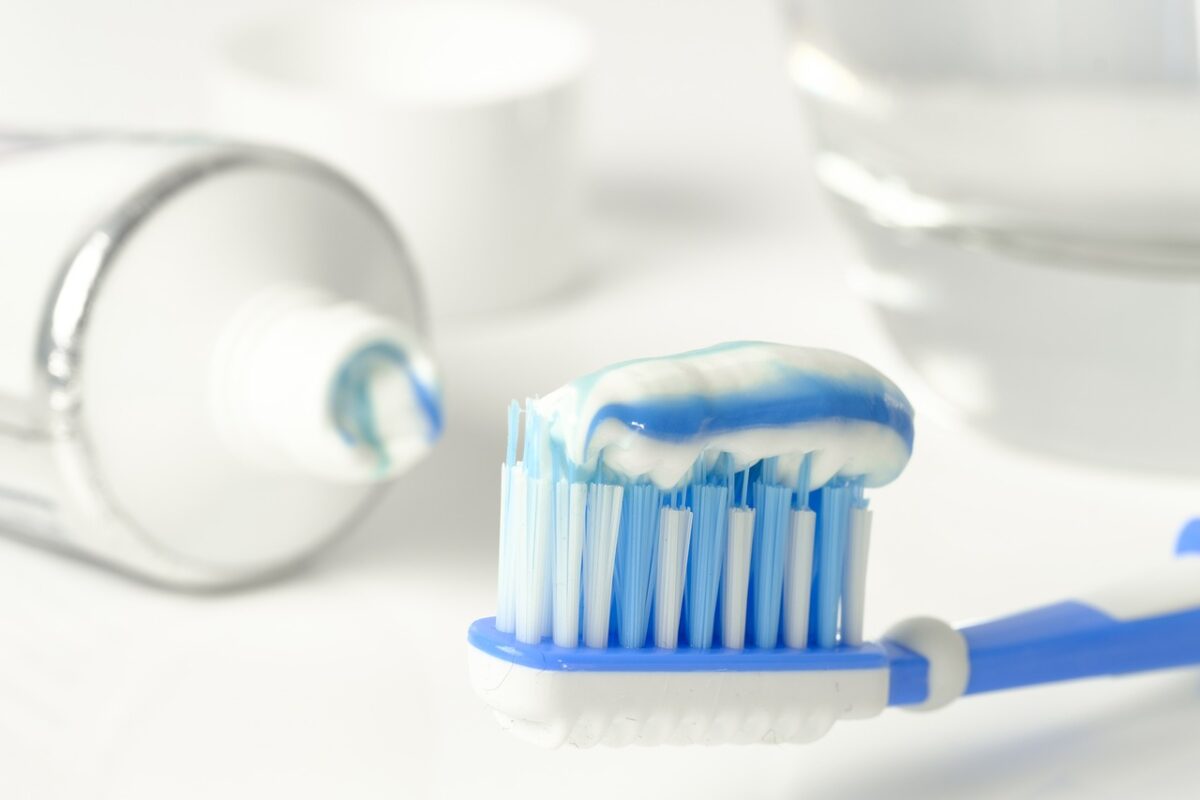 Nicolin-spazzolino-manuale-dentifricio