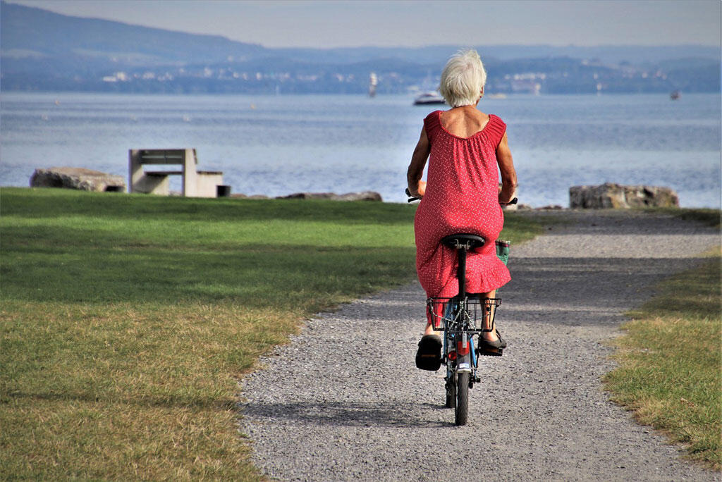 barbacane-donna-anziana-in-bicicletta
