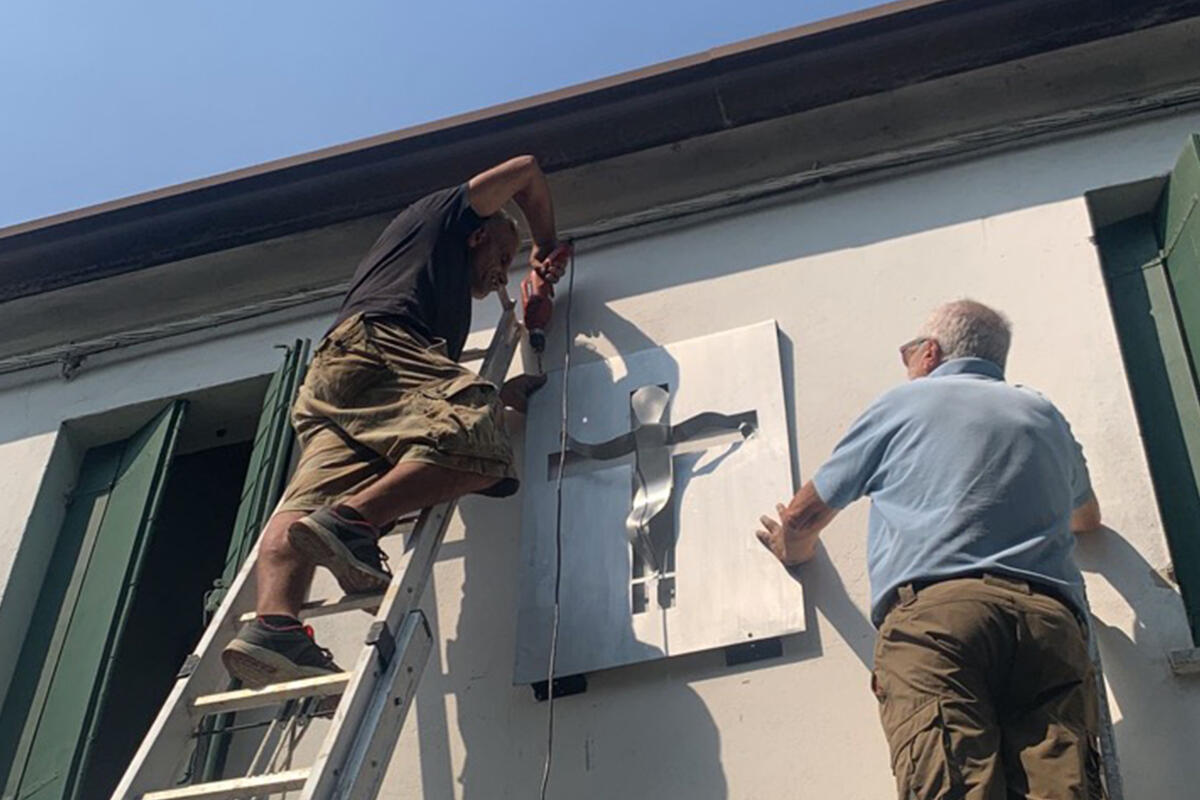 installazione-crocifisso-facciata-casa-san-raffaele-mira