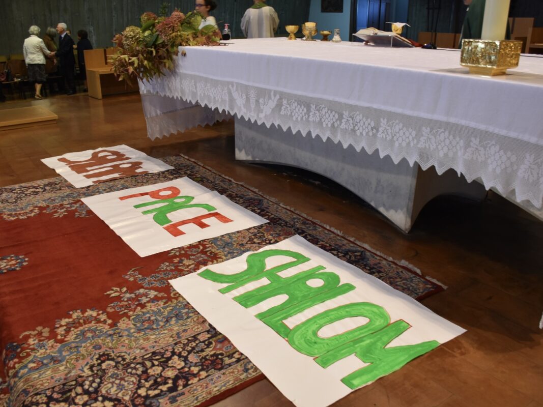 S. Cuore di Mestre: fuori dalla chiesa per un gesto di pace
