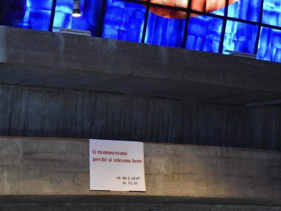 S. Cuore di Mestre: fuori dalla chiesa per un gesto di pace
