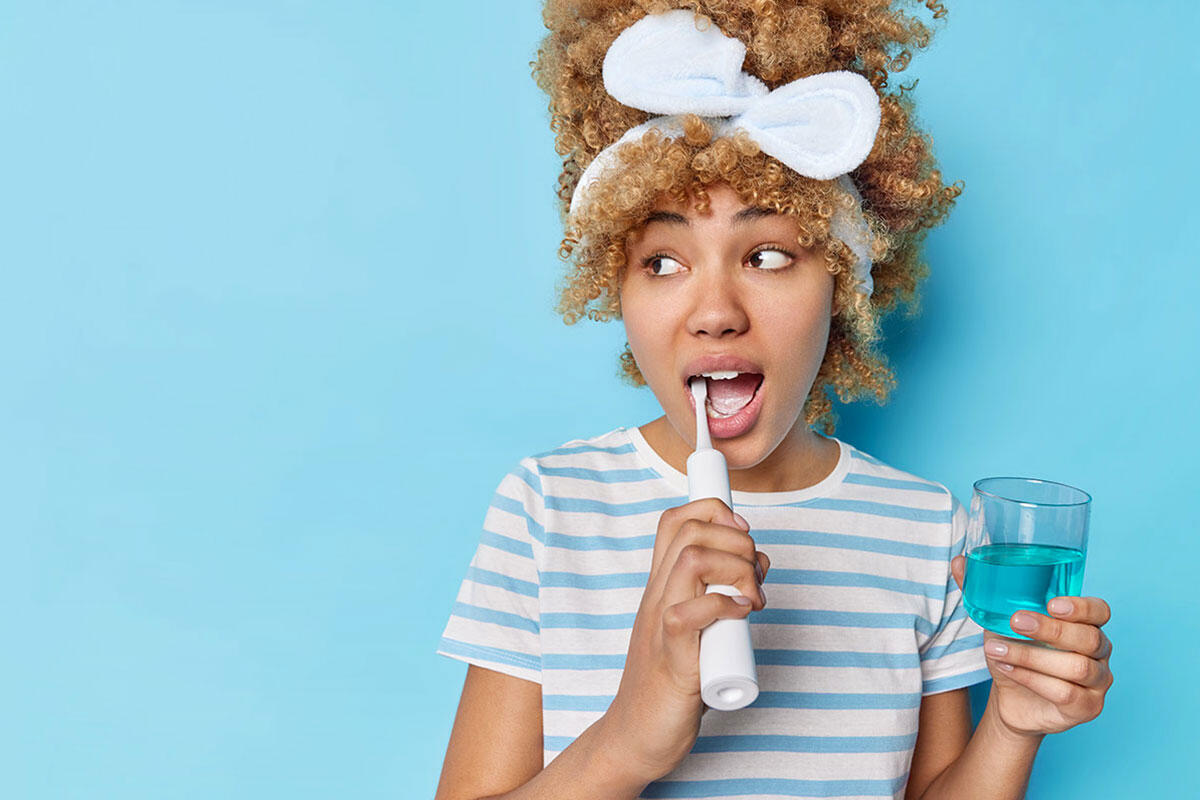 dentista-nicolin-ragazza-si-lava-i-denti-e-usa-il-collutorio