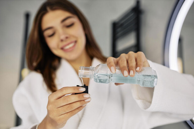 dentista-nicolin-ragazza-usa-collutorio