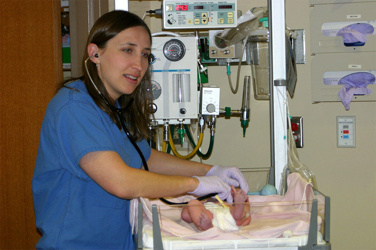 medico-donna-neonato