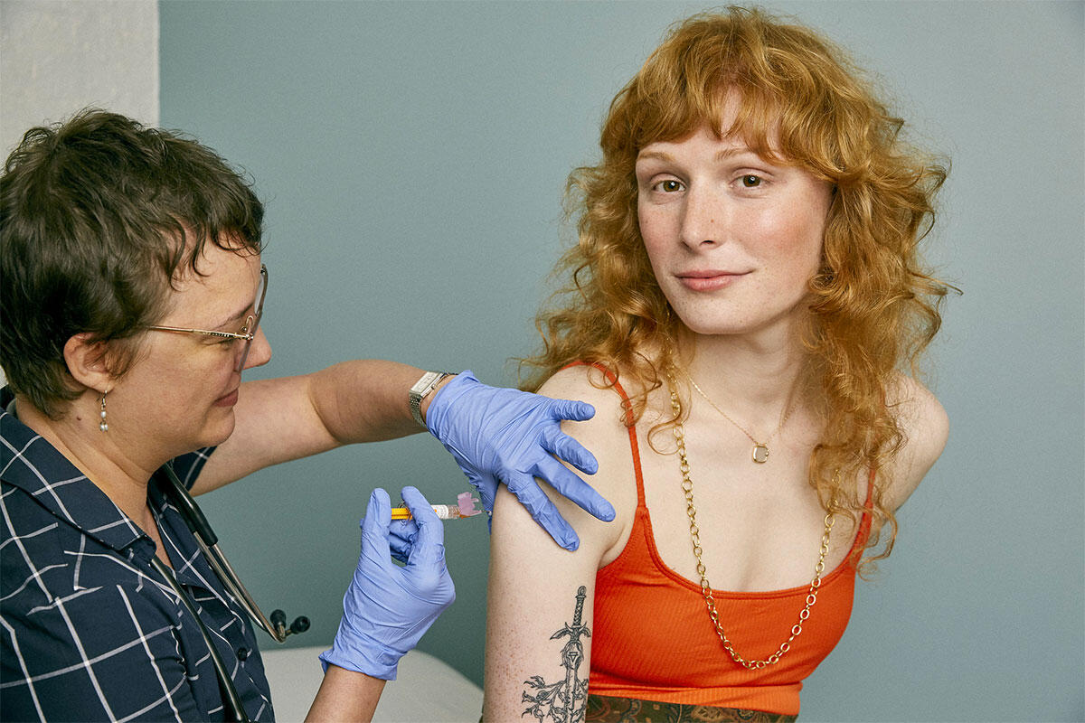 medico-donna-vaccinazione