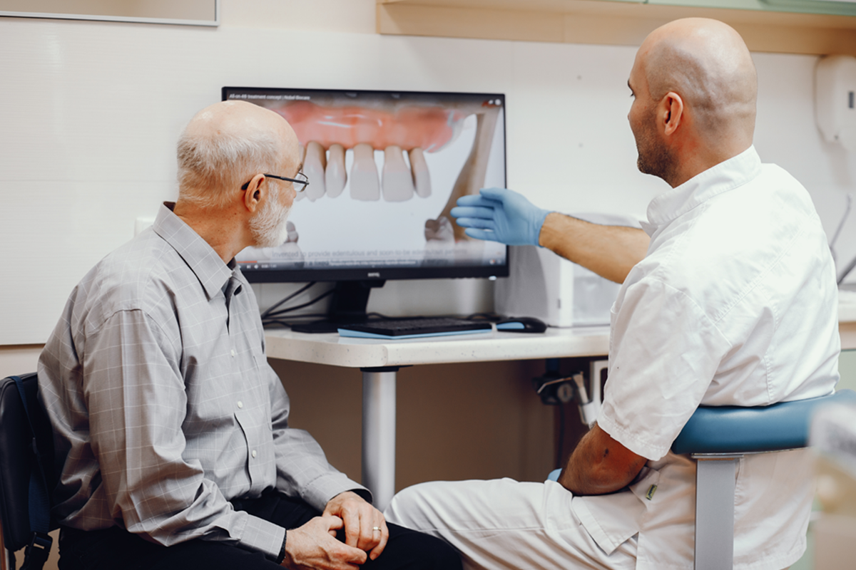 dentista-e-paziente-osservano-lastra-stefani-dentista
