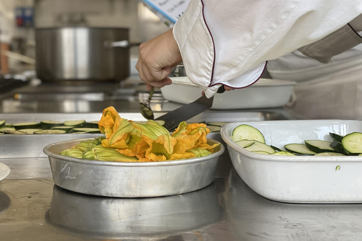 la-salute-nel-piatto-chef-al-lavoro