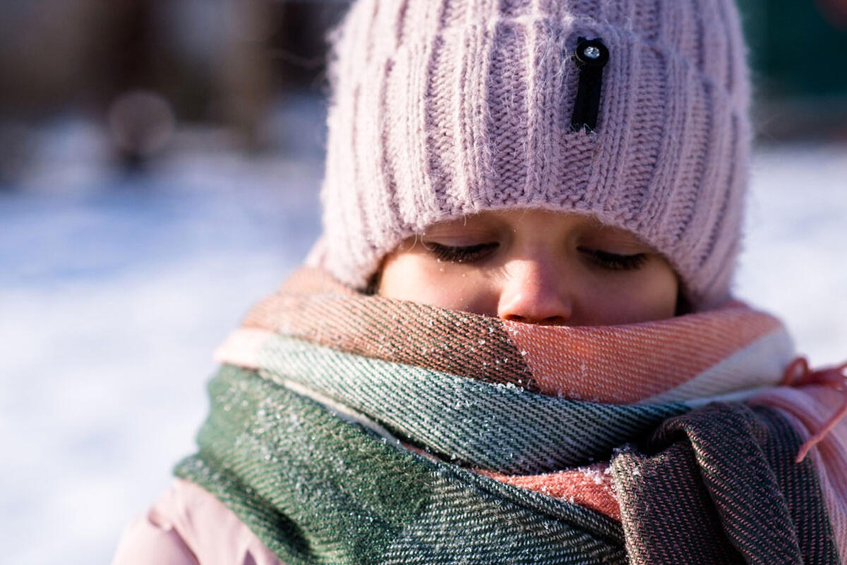 bimba-coperto-contro-il-freddo-passarella
