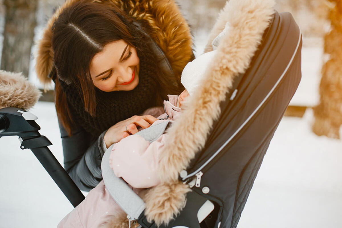 mamma-con-bimbo-in-passeggino-passarella