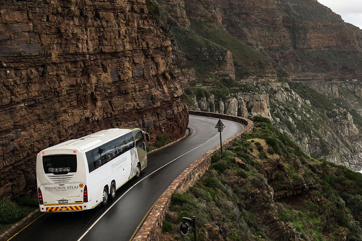 pullman-su-strada-con-curve