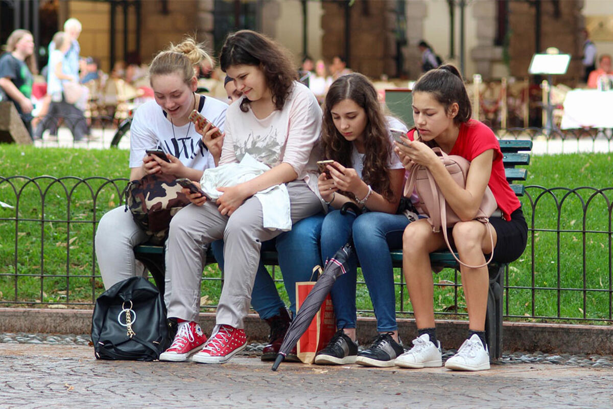 ragazze-davanti-allo-smartphone-passarella