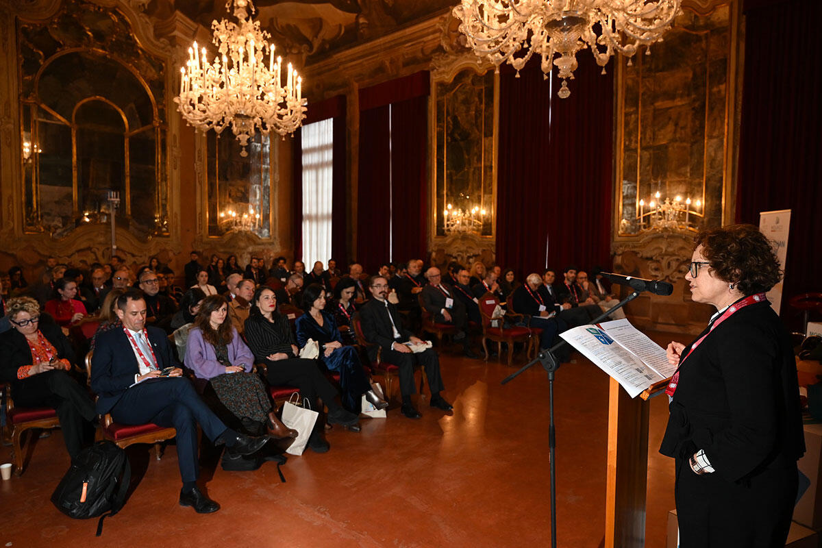 rettrice-lippiello-presentazione-mosaico-ca-foscari