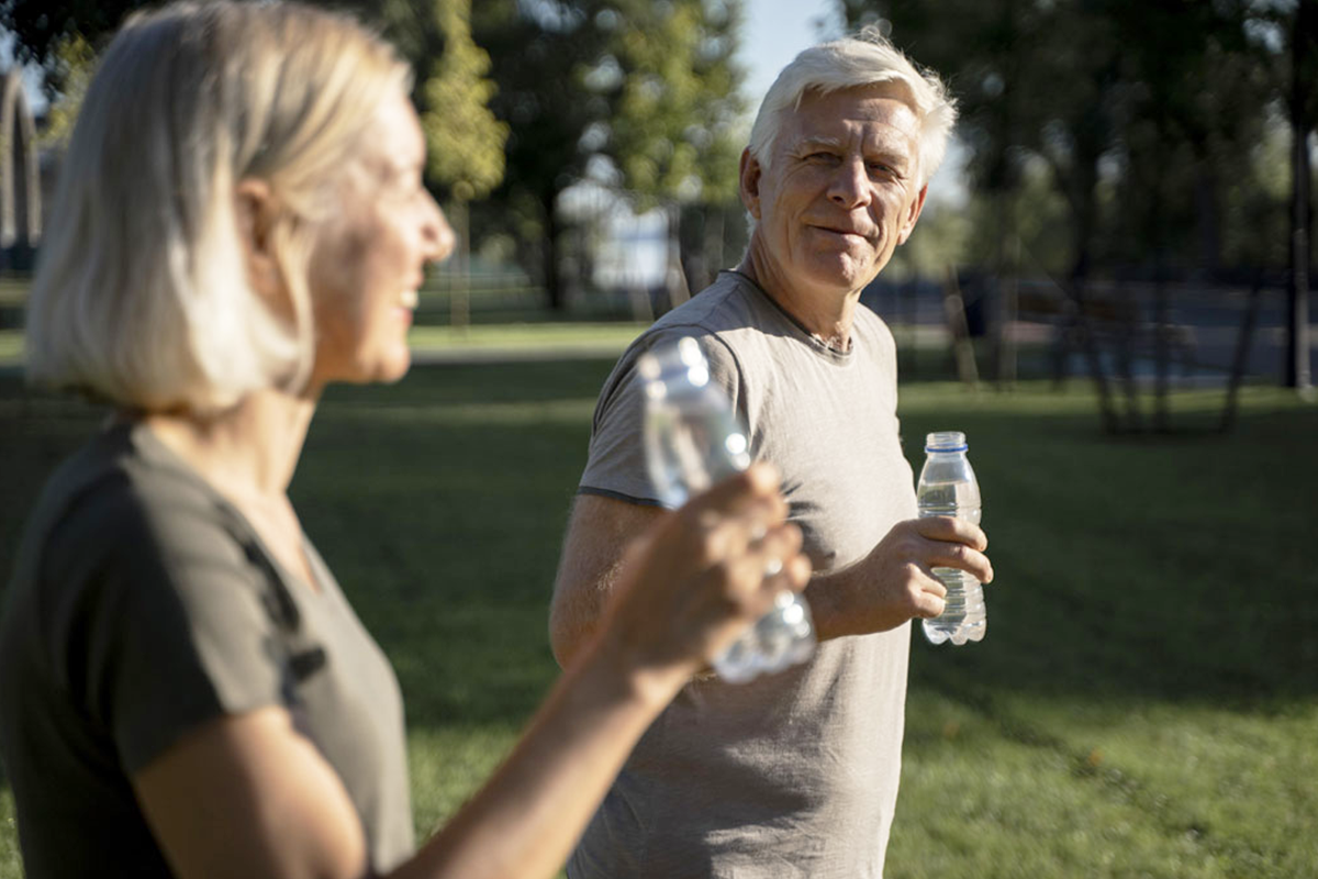 anziani-fanno-sport-bevendo-acqua-sarasin