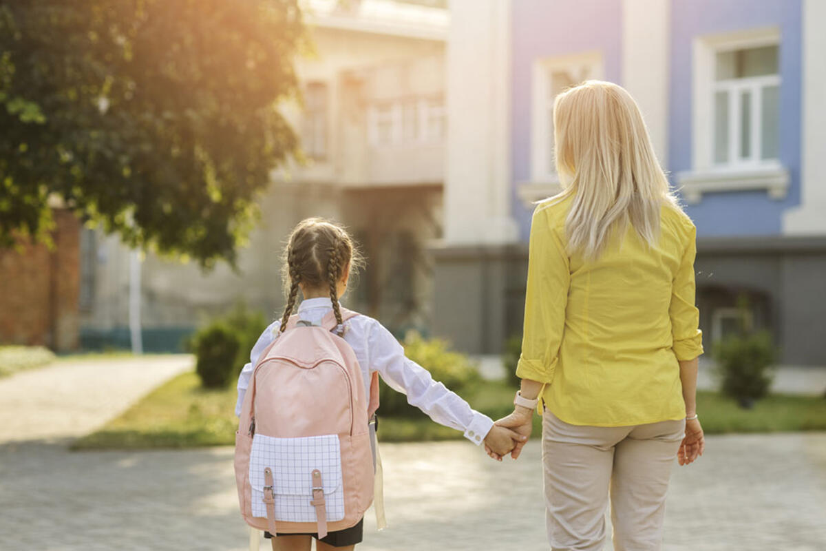 passarella-bambina-con-mamma-va-a-scuola