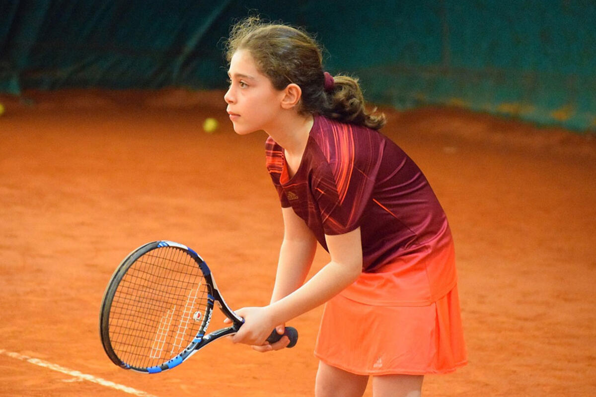 passarella-bambina-gioca-a-tennis