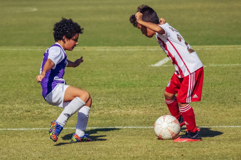 passarella-bambini-giocano-a-calcio