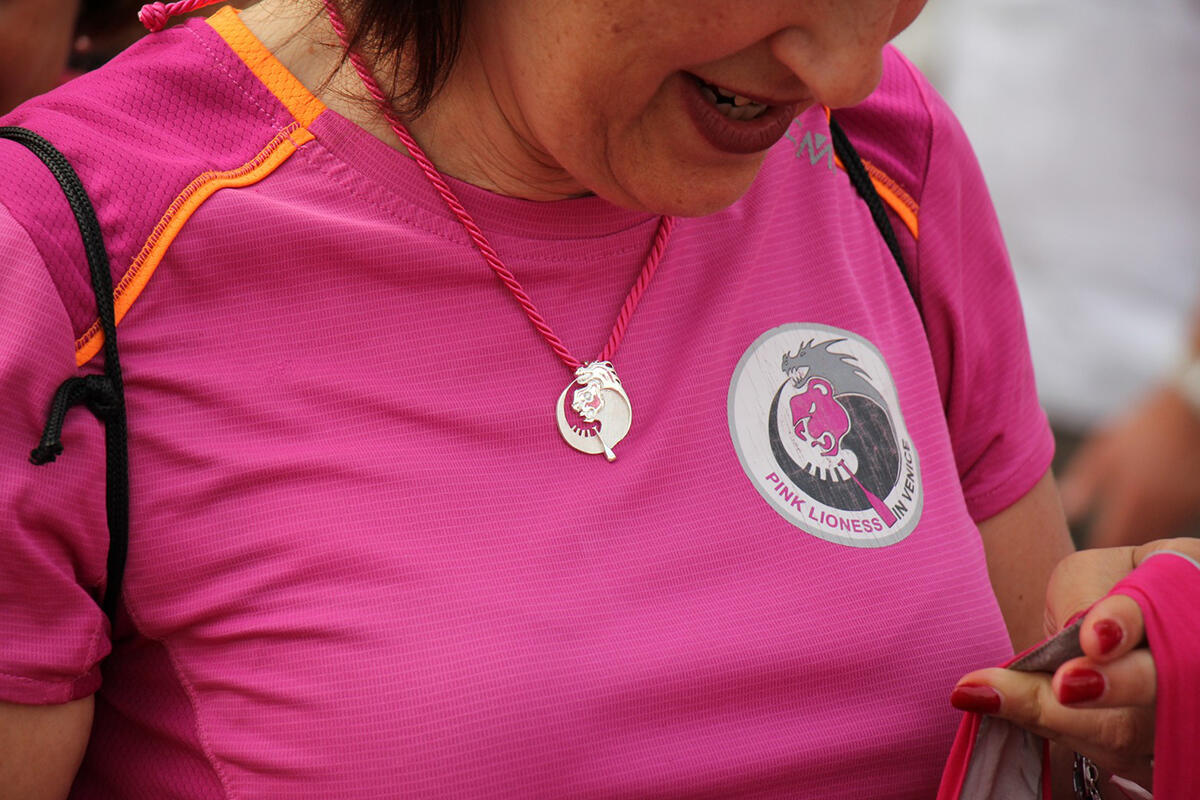 pink-lioness-ciondolo-argento-15-anni