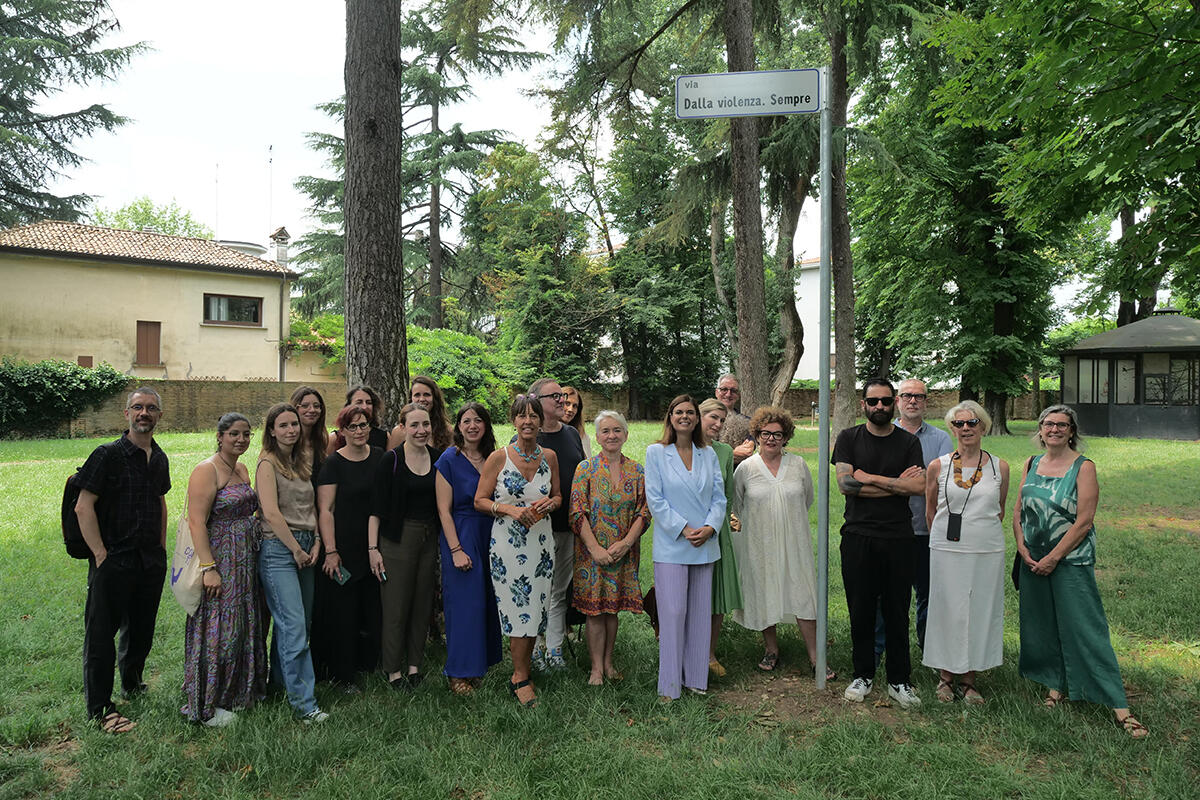 foto-di-gruppo-inaugurazione-opera-centro-antiviolenza-venezia