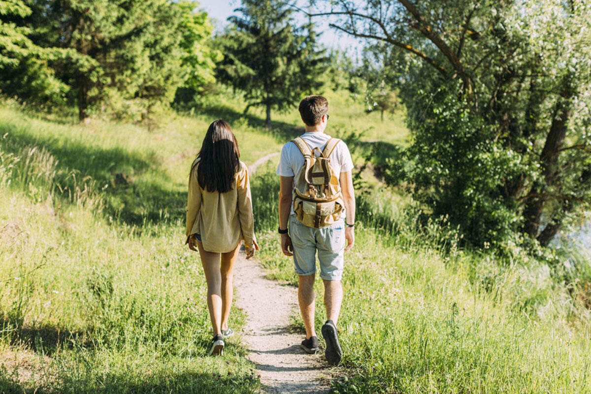 panese-passeggiata-nella-natura-zecche