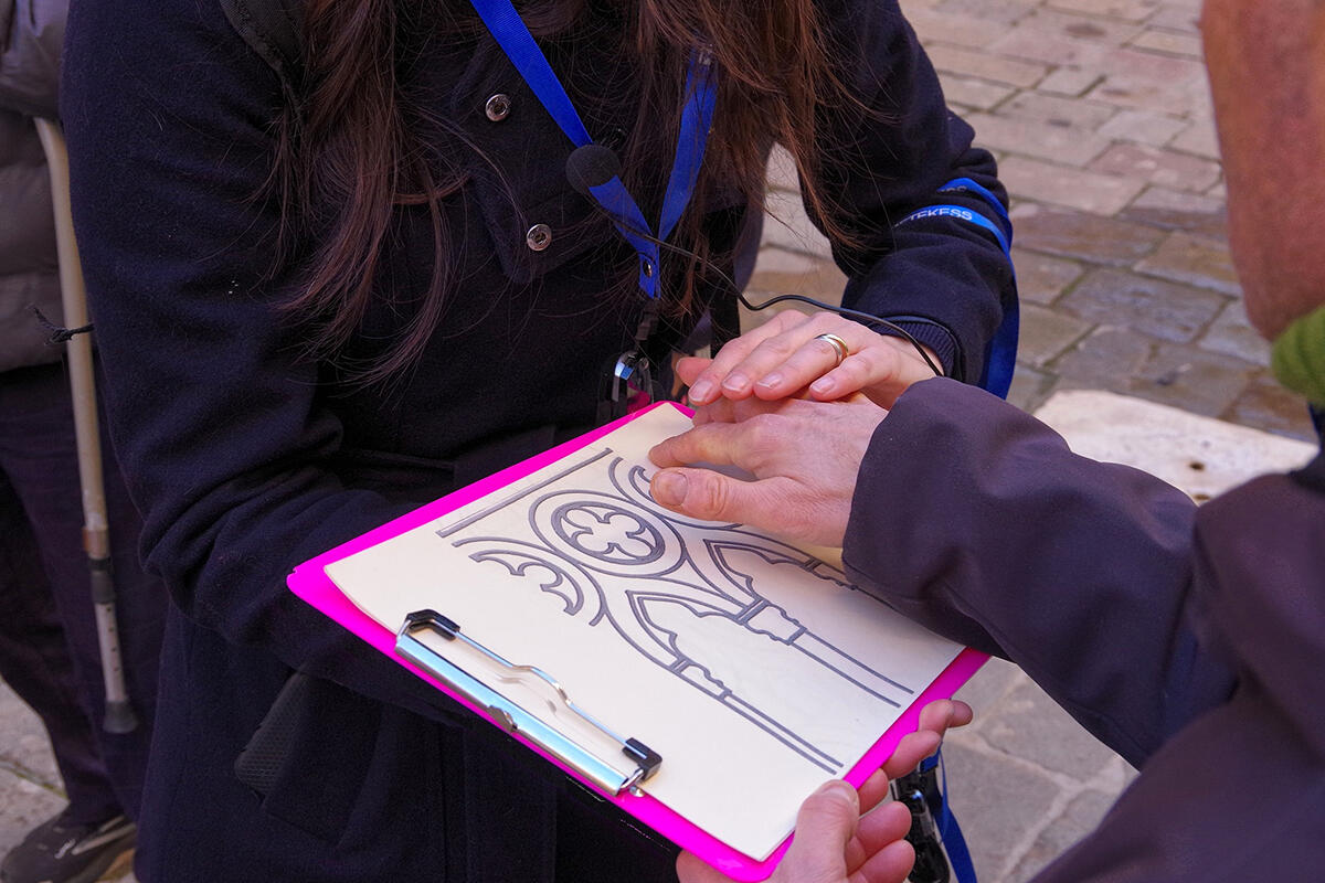 UICI-Venezia-guida-turistica-usa-strumenti-tattili-per-descrivere-e-far-leggere-architettura-veneziana
