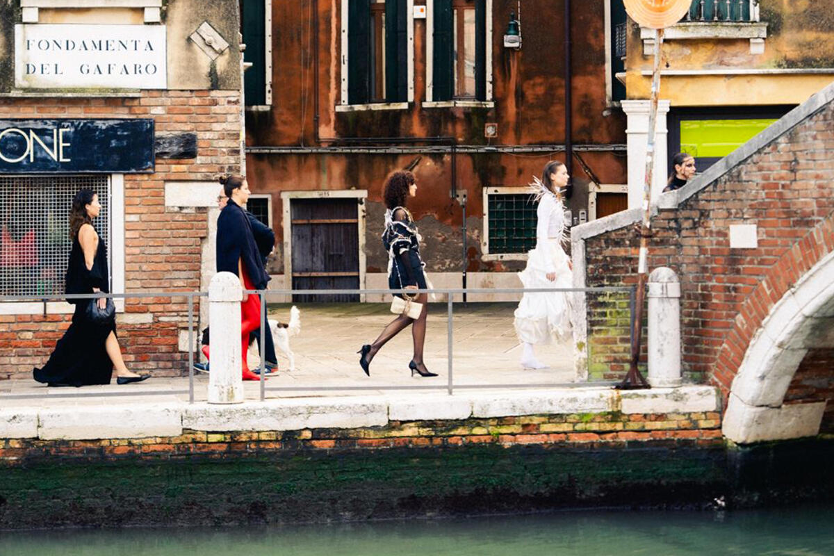 VBRA-sfilata-fra-le-calli-di-venezia