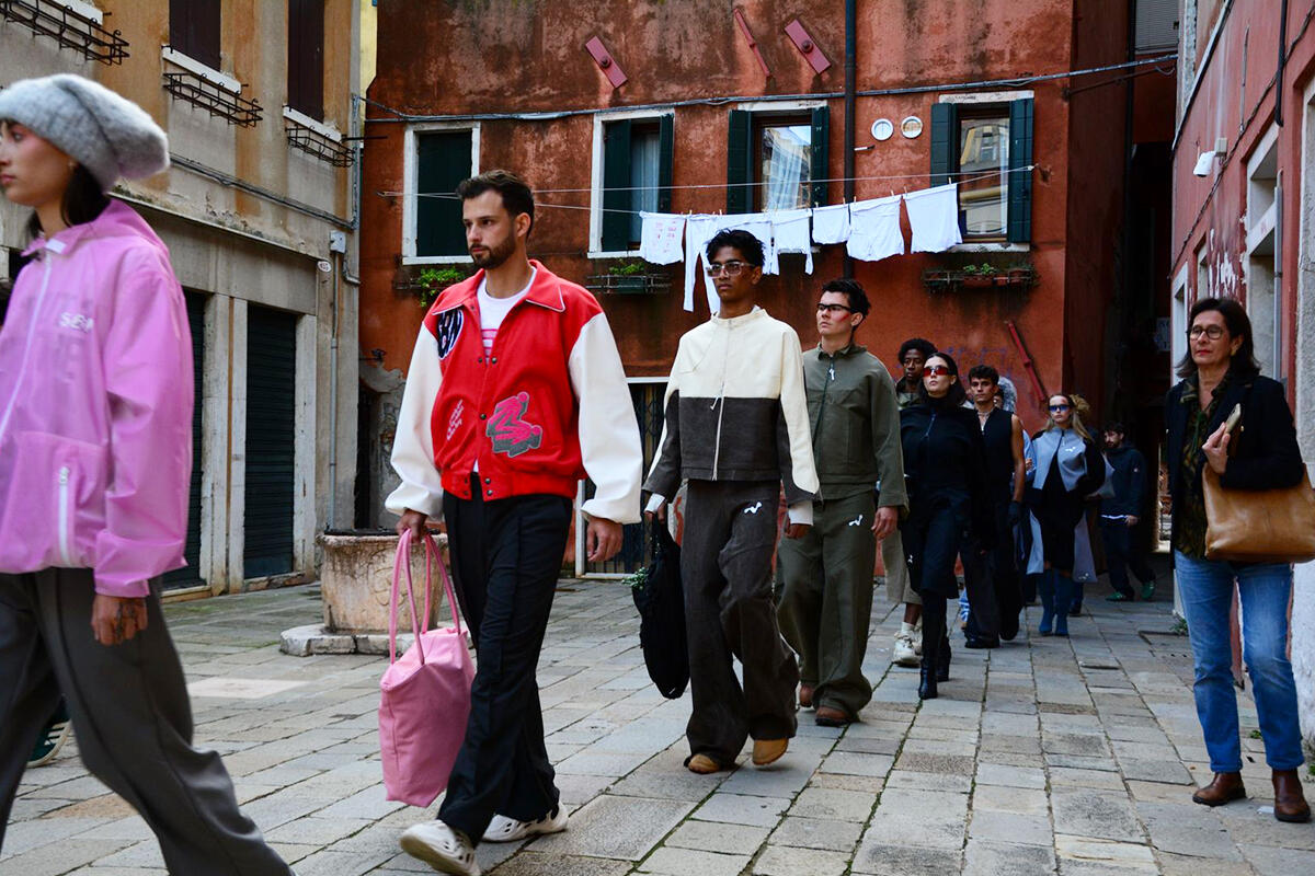 VBRA-sfilata-moda-a-venezia-fra-passanti