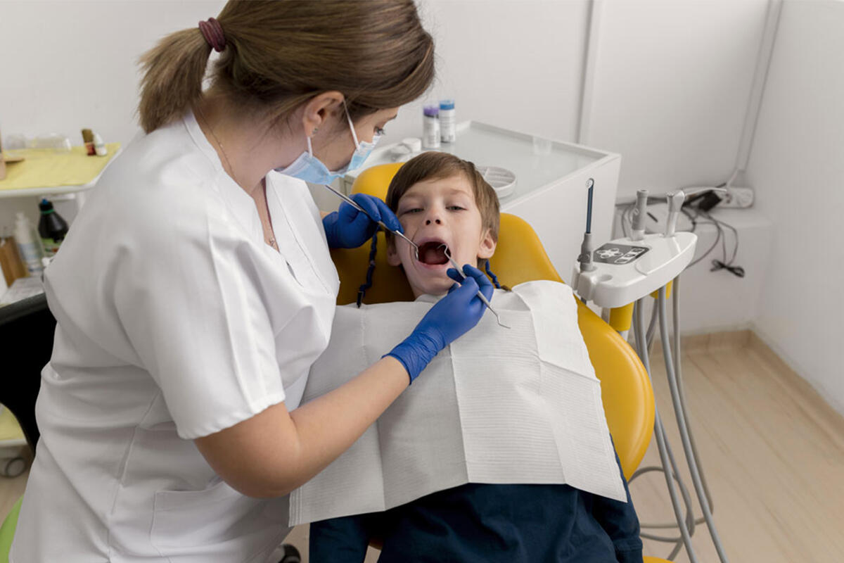 nicolin-denti-da-latte-bambino-da-dentista-per-controllo