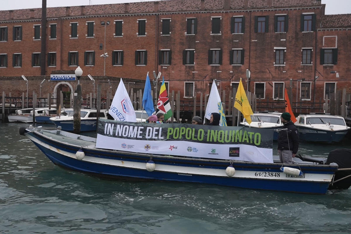 arrivo-in-barca-venezia-associazioni-ecogiustizia