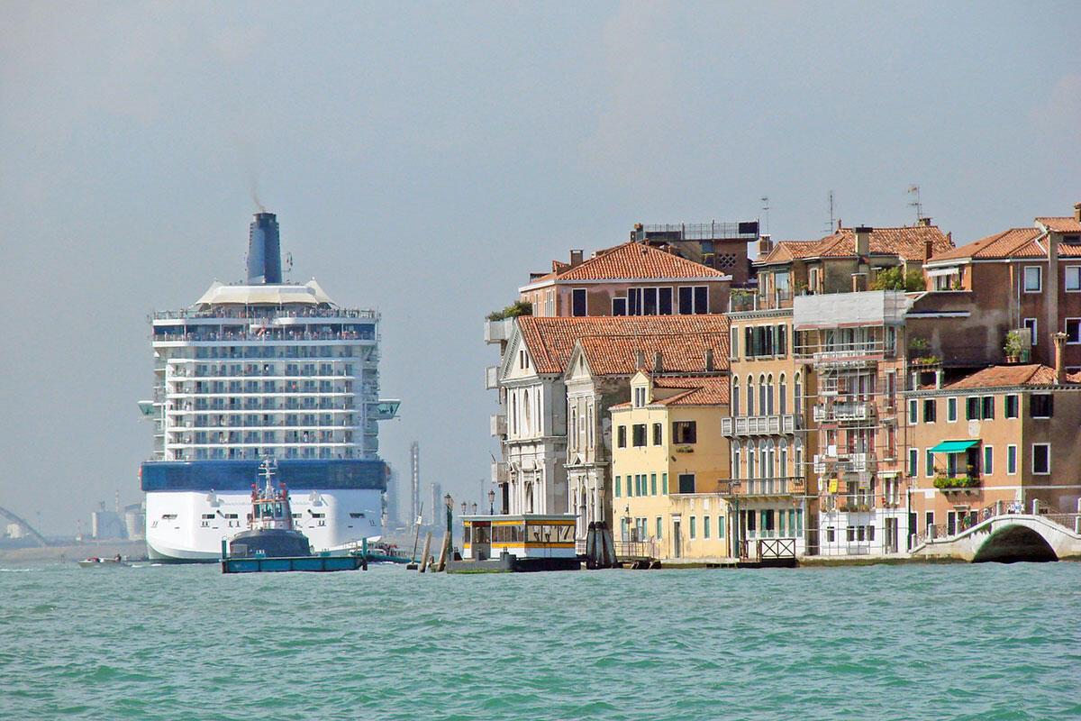 nave-da-crociera-passa-nel-canale-della-giudecca-a-venezia