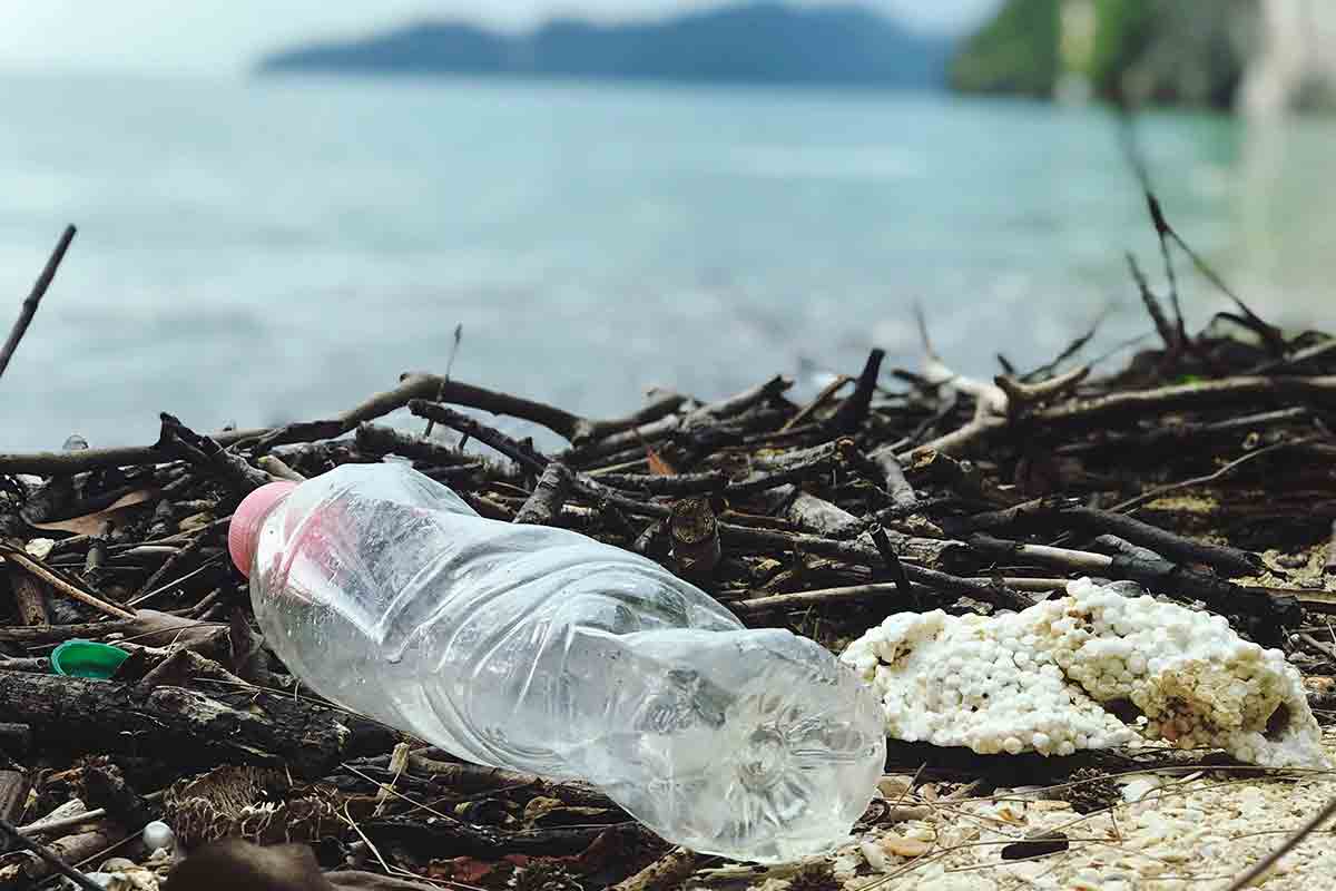 sfriso-plastica-abbandonata-spiaggia