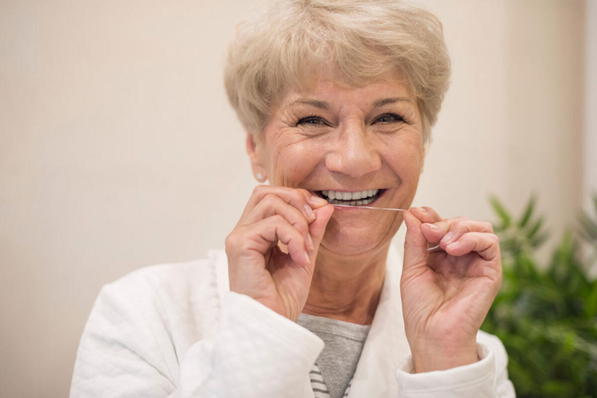 nicolin-anziana-cura-la-propria-igiene-dentale