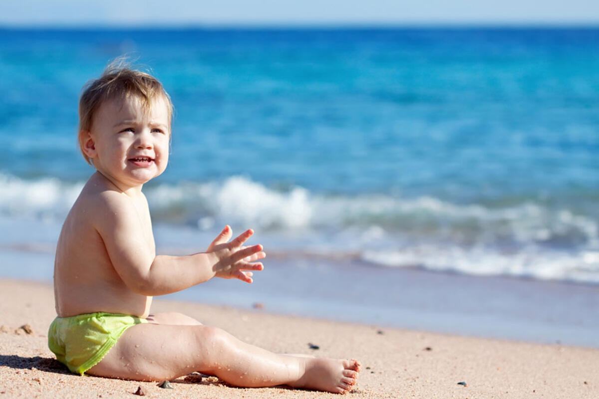 passarella-bambino-in-riva-al-mare