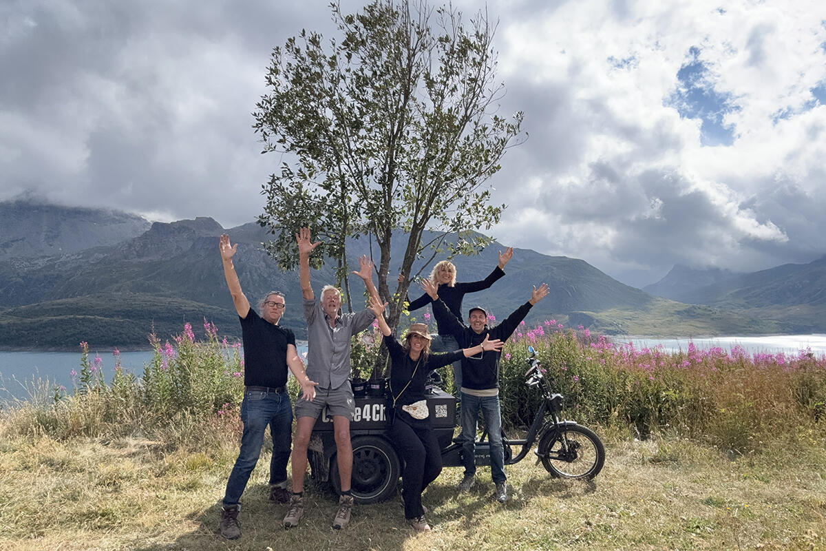 circle4change-team-in-posa-davanti-albero-e-bicicletta