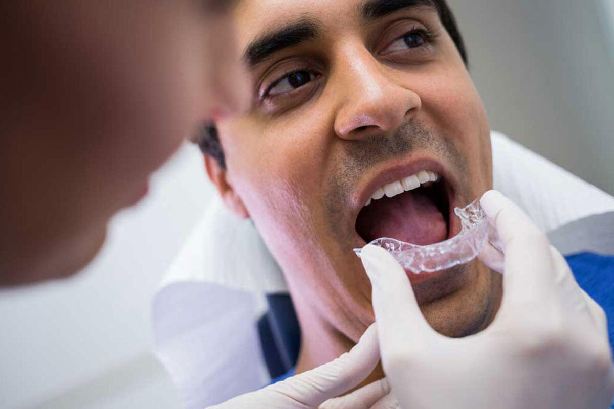 dal-carlo-uomo-dal-dentista-con-bite