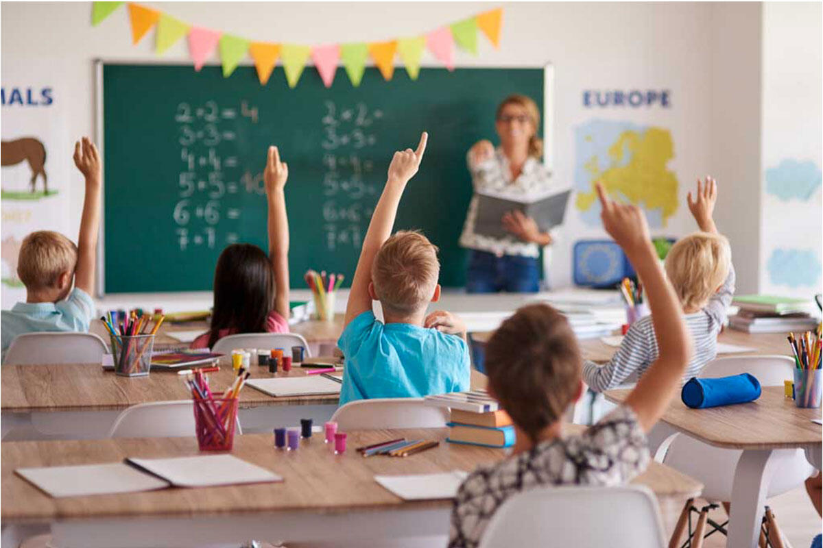 passarella-bambini-a-scuola-mani-alzate