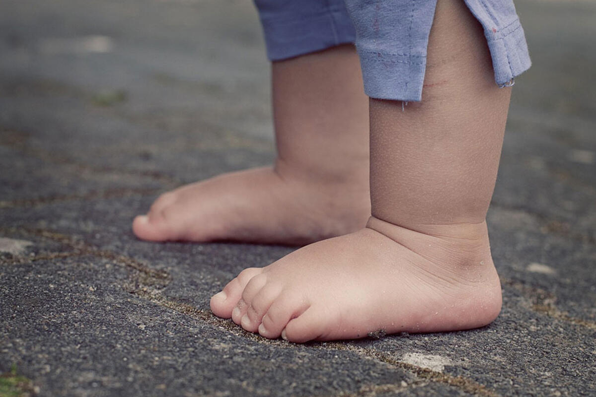 passarella-bambino-a-piedi-scalzi