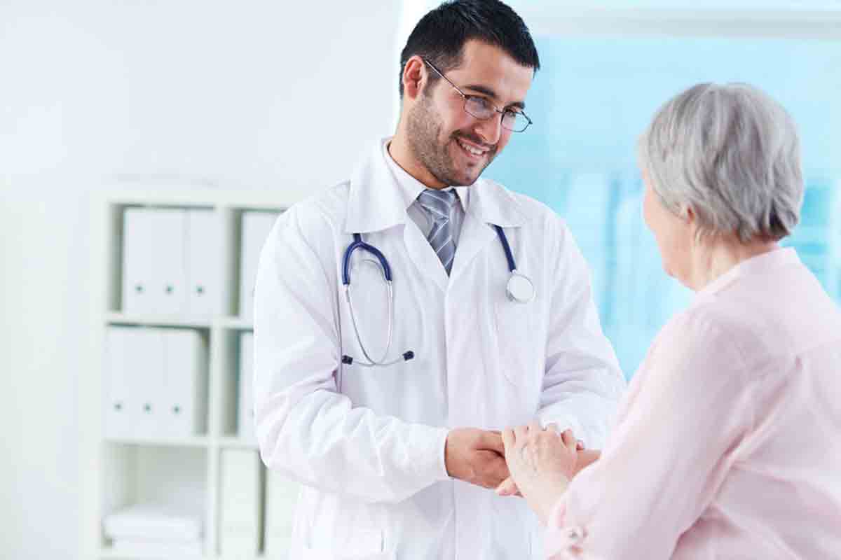 blundetto-medico-e-prescrizione-ad-anziana