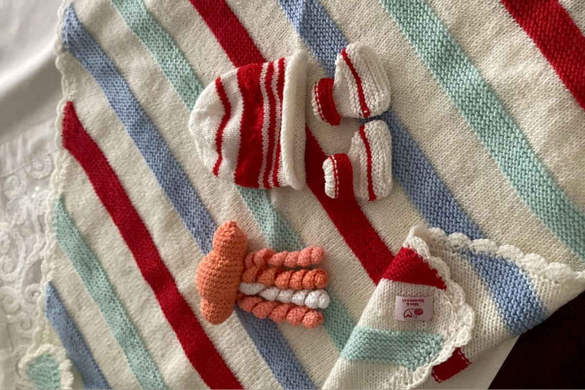 mani-di-mamma-mestre-kit-cappellino-scarpine-copertina-e-dudu