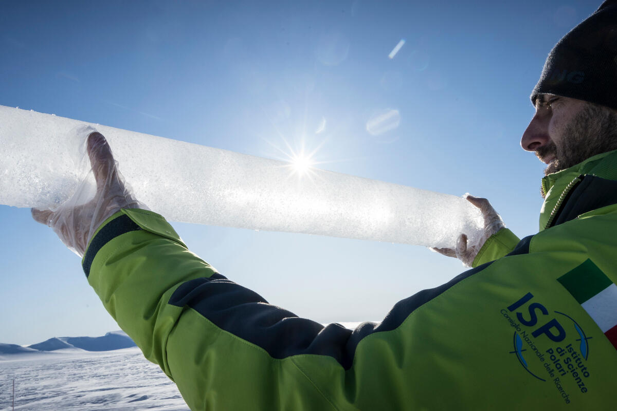 una-delle-carote-di-ghiaccio-contenute-nell-ice-memory-sanctuary