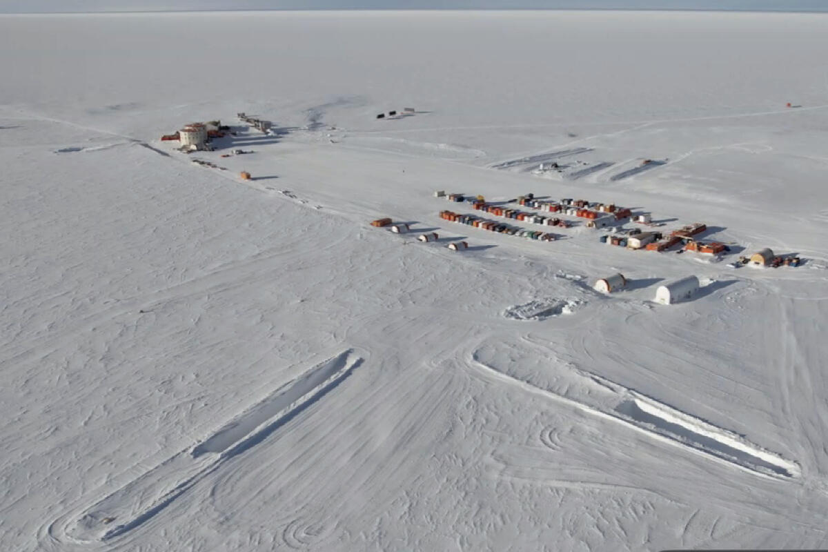 vista-aerea-della-base-concordia-e-dell-ice-memory-sanctuary