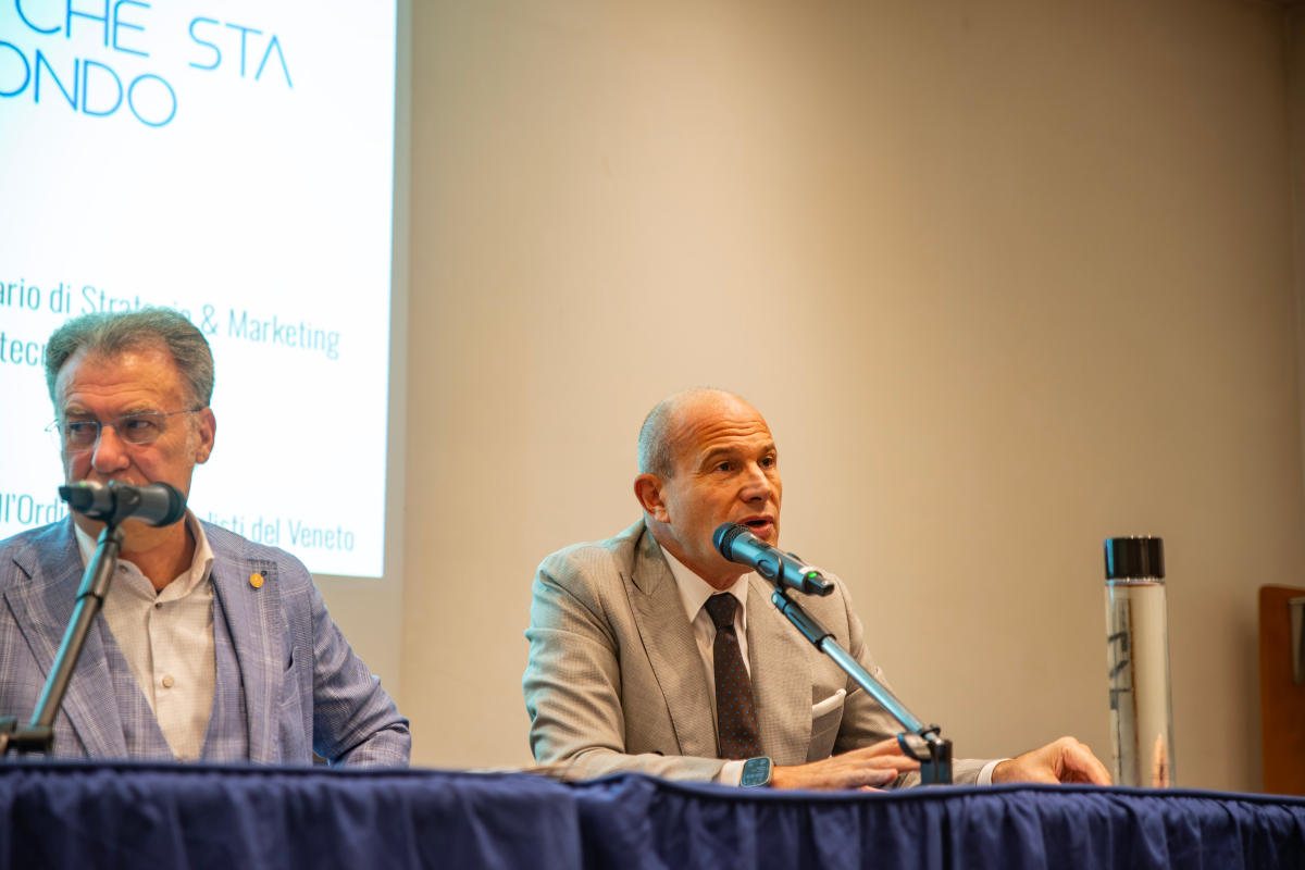 Il professor Giuliano Noci durante l'intervento al Novotel di Mestre